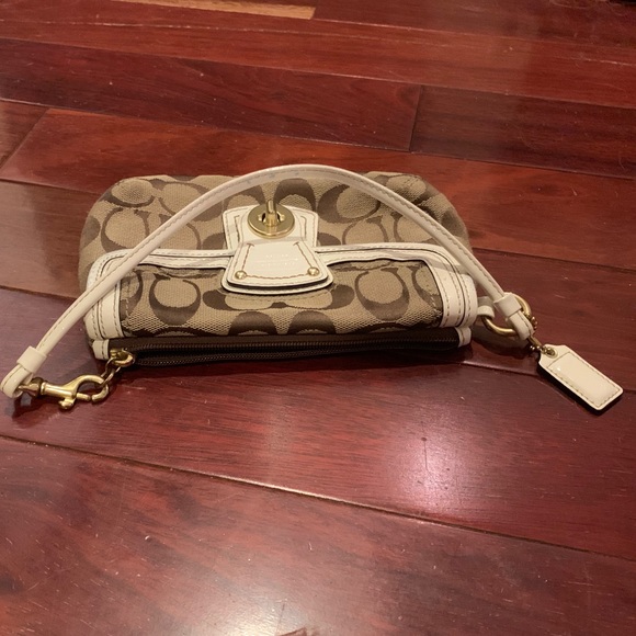 Authentic Coach Wrislet clutch - Picture 3 of 5